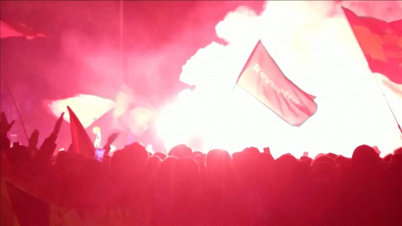 Proteste a Madrid per la rielezione di Sanchez: scontri con la polizia