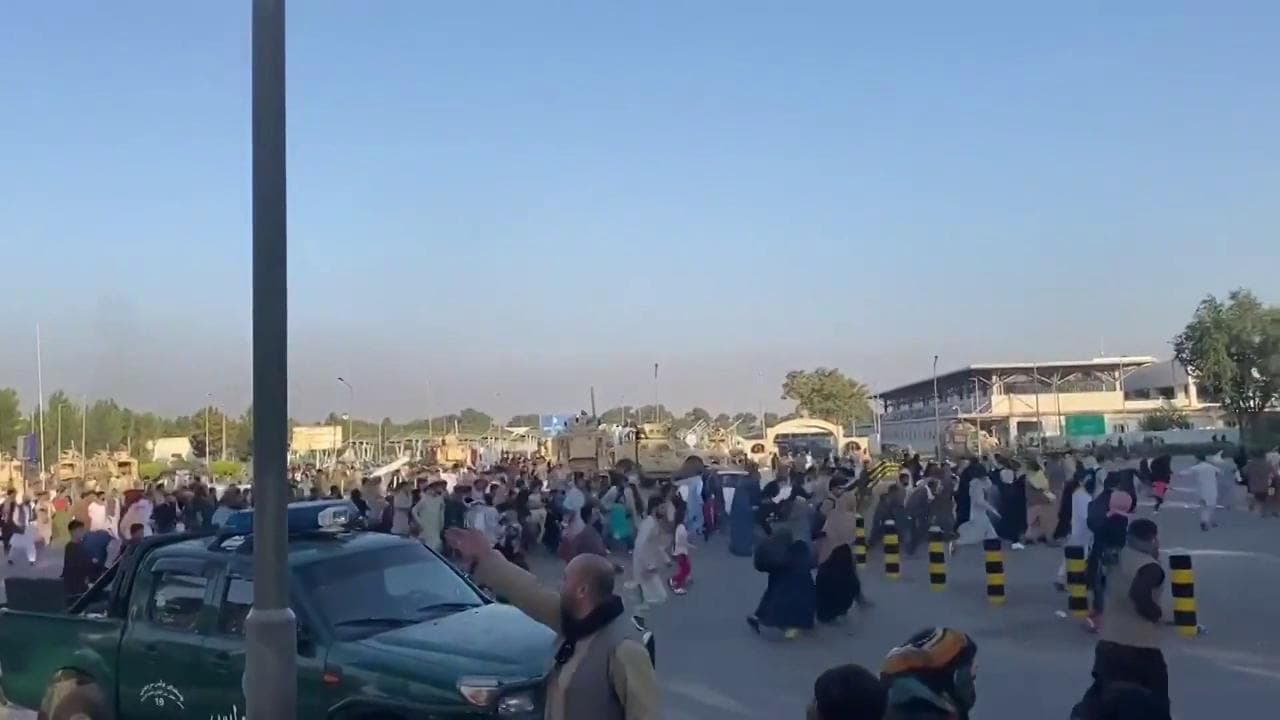 Afghanistan, paura all'aeroporto di Kabul: spari e aerei presi d'assalto