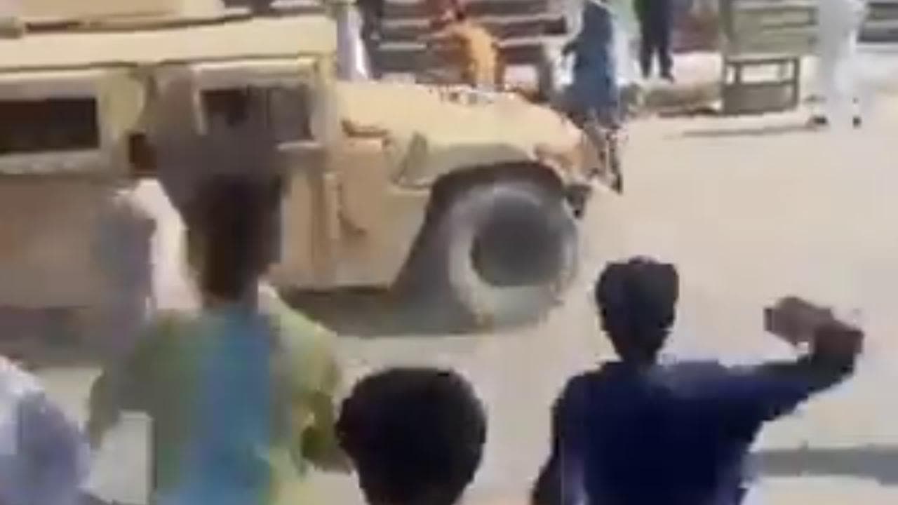 Talebani a Kabul: la popolazione lancia scarpe e sassi contro i militari afghani in fuga
