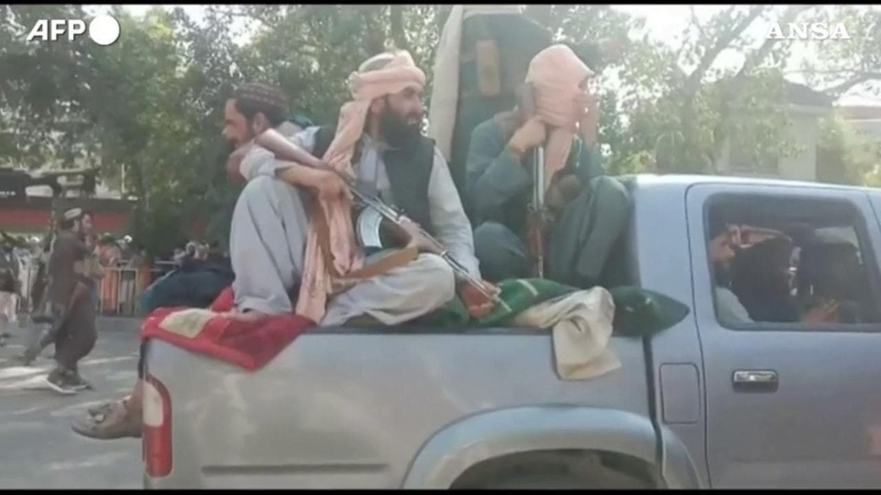 Afghanistan, i talebani conquistano Jalalabad: "Tutti i quartieri sono sotto il nostro controllo"