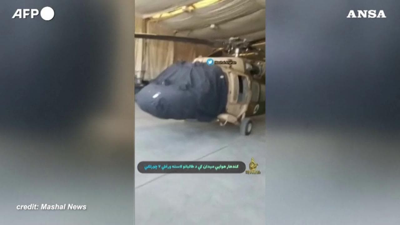 Afghanistan, il video diffuso dai talebani: "Abbiamo sequestrato questi elicotteri di fabbricazione Usa"