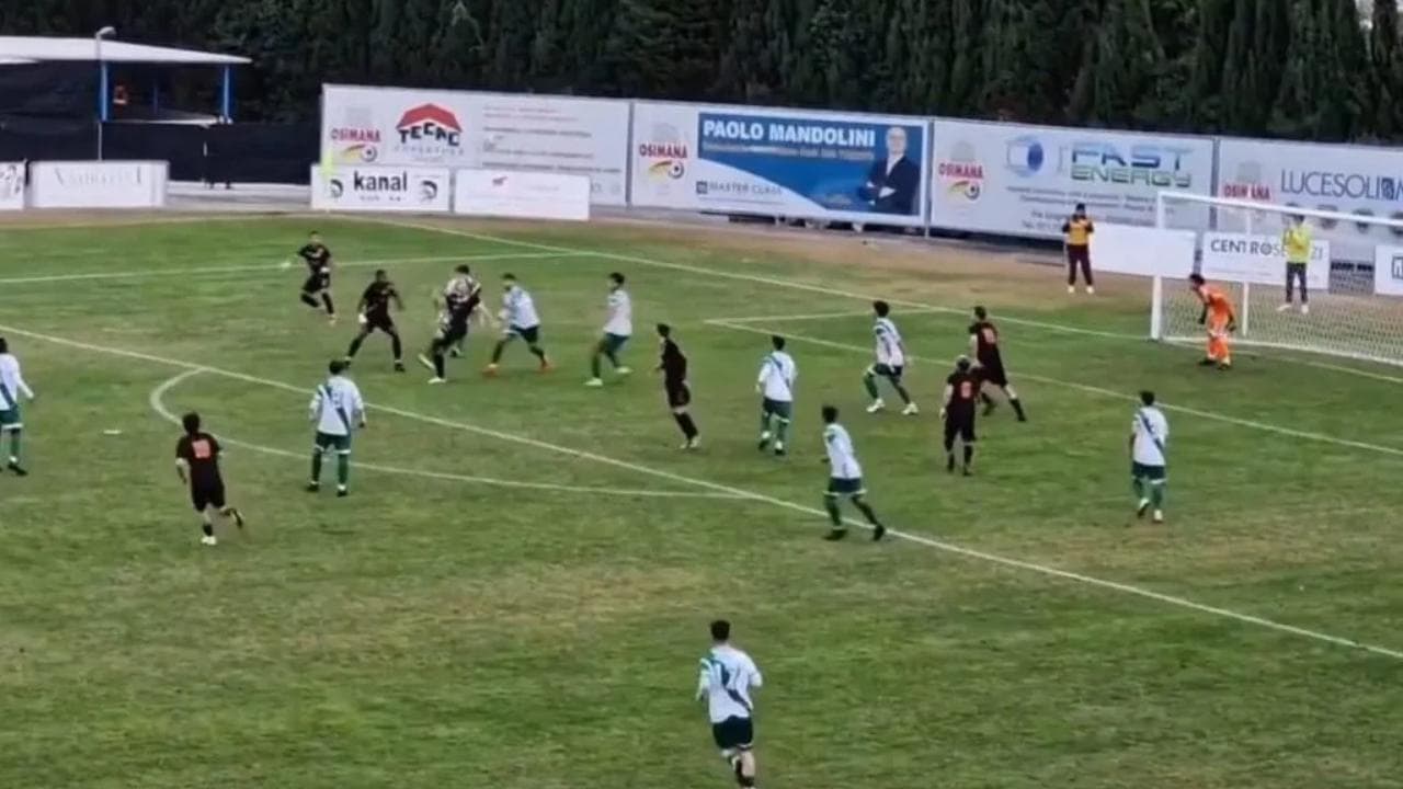 La spettacolare rovesciata di Alessandroni dell'Osimana nel campionato di Eccellenza Marche