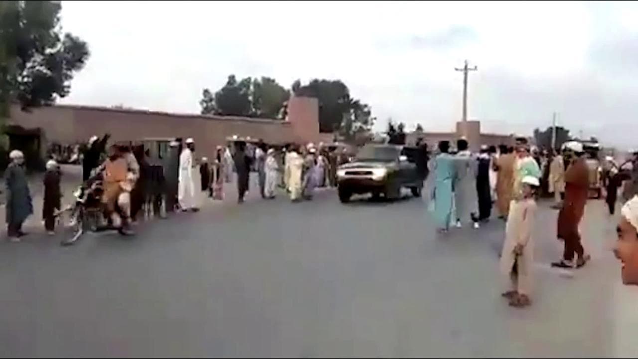 Afghanistan, le prime immagini dell'ingresso dei talebani a Jalalabad