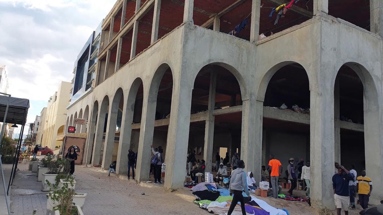 Nel quartiere Lac1 di Tunisi, dove i migranti stanno ammassati in un edificio abbandonato. In attesa di ripartire