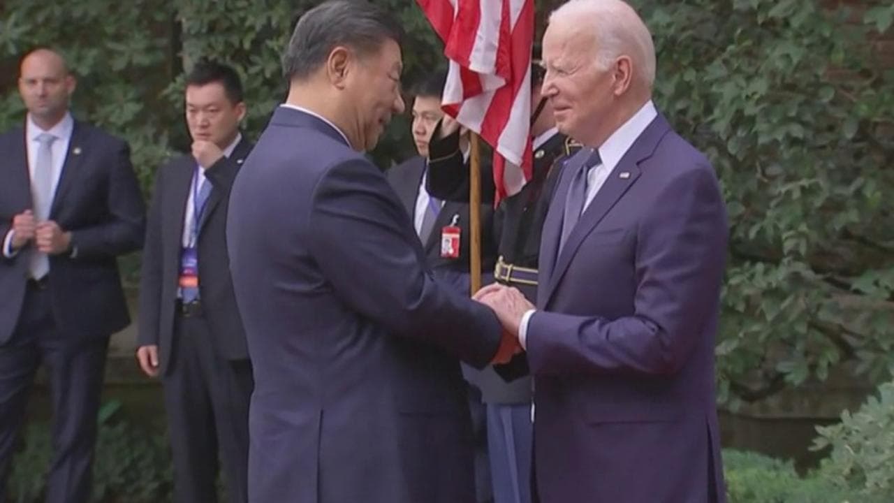 Biden-Xi, primo incontro dopo un anno: la stretta di mano
