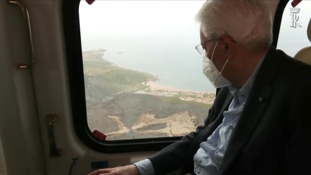 Sardegna, lo sgomento di Mattarella in volo con l'elicottero sulle zone devastate dagli incendi