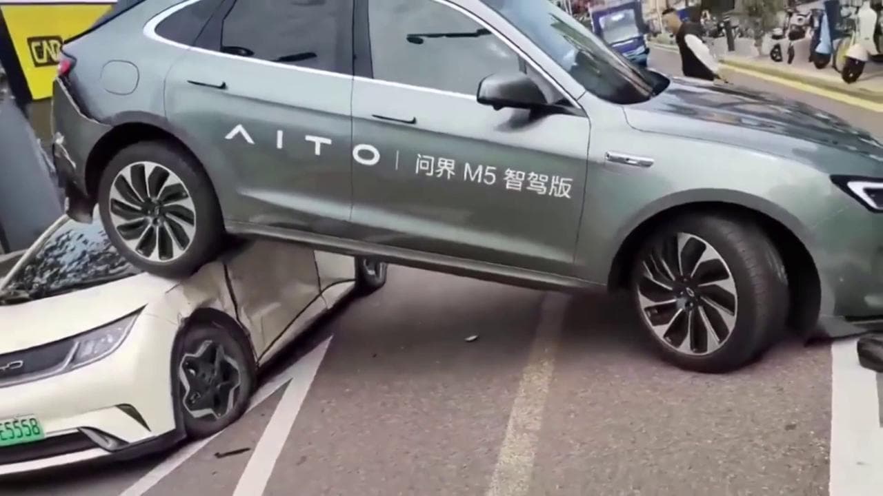 L'incidente in Cina, l'accelerazione improvvisa e poi la retromarcia: l'auto finisce sopra un'altra vettura