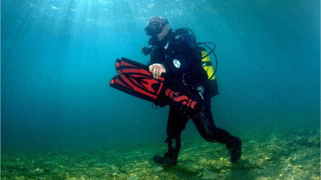 Turchia, la passeggiata del subacqueo su un'antica strada sommersa: ai piedi lastre di piombo