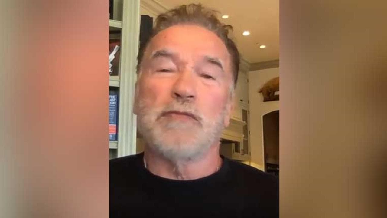 Schwarzenegger contro i no-vax: "Al diavolo la libertà, se non metti la mascherina sei solo stupido"