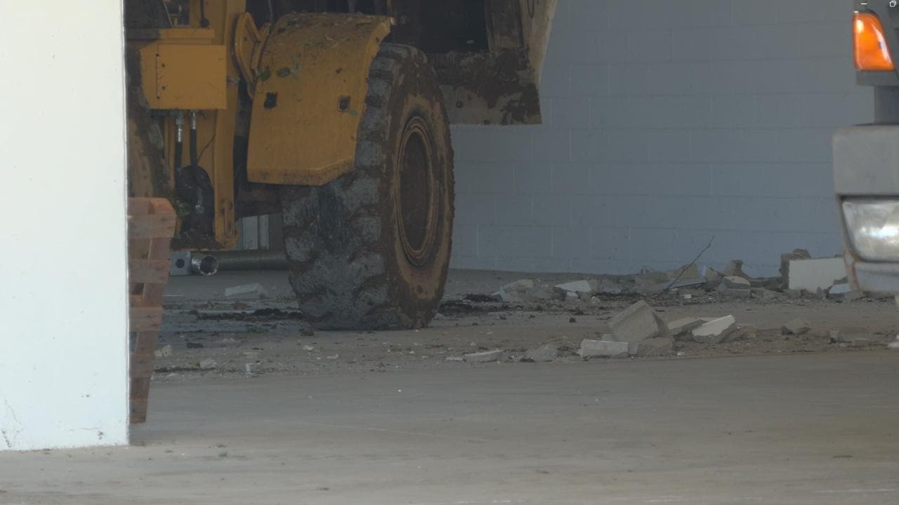 Sfondano cancelli e muro con una ruspa: la rapina a un'azienda di Varese