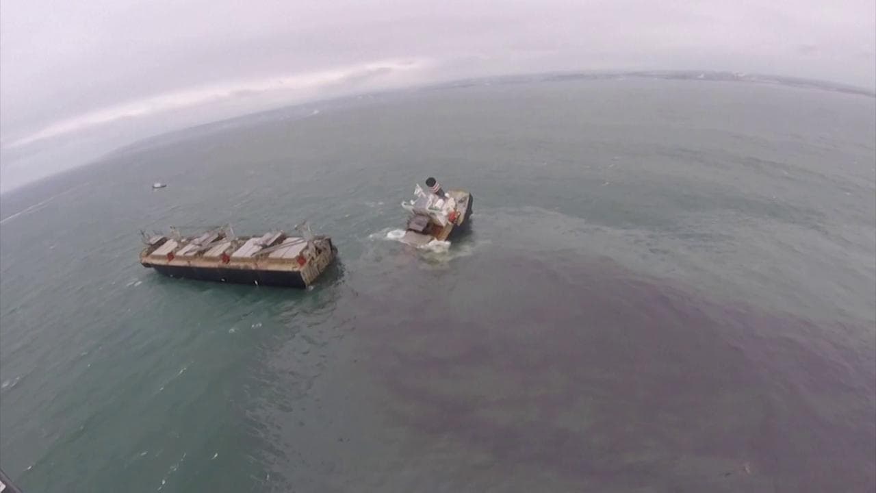 Giappone, nave-cargo si spezza in due: il petrolio si riversa in mare