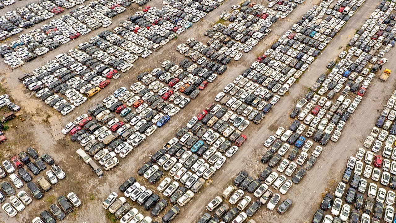 Cina, il "cimitero" di automobilil a Zhengzhou con migliaia di vetture danneggiate dalle inondazioni