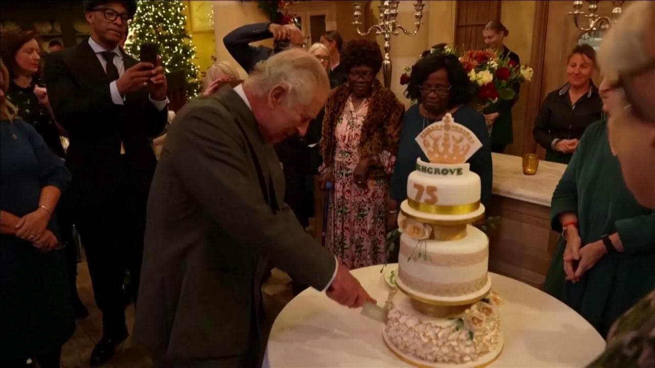 Carlo III compie 75 anni: il tea party a Highgrove House con gli abitanti della cittadina