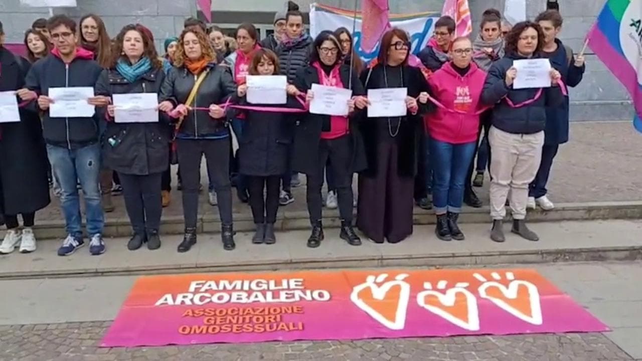 Padova, Madri Arcobaleno contro la procura che impugna i certificati di nascita: "Siamo tutte famiglie"