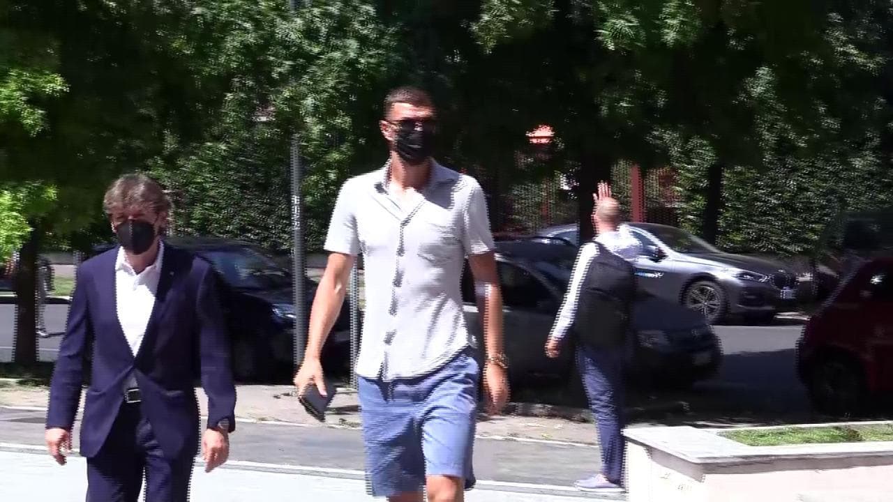 Inter, quasi nessun tifoso accoglie Dzeko all'arrivo a Milano: "Lukaku non andava ceduto"