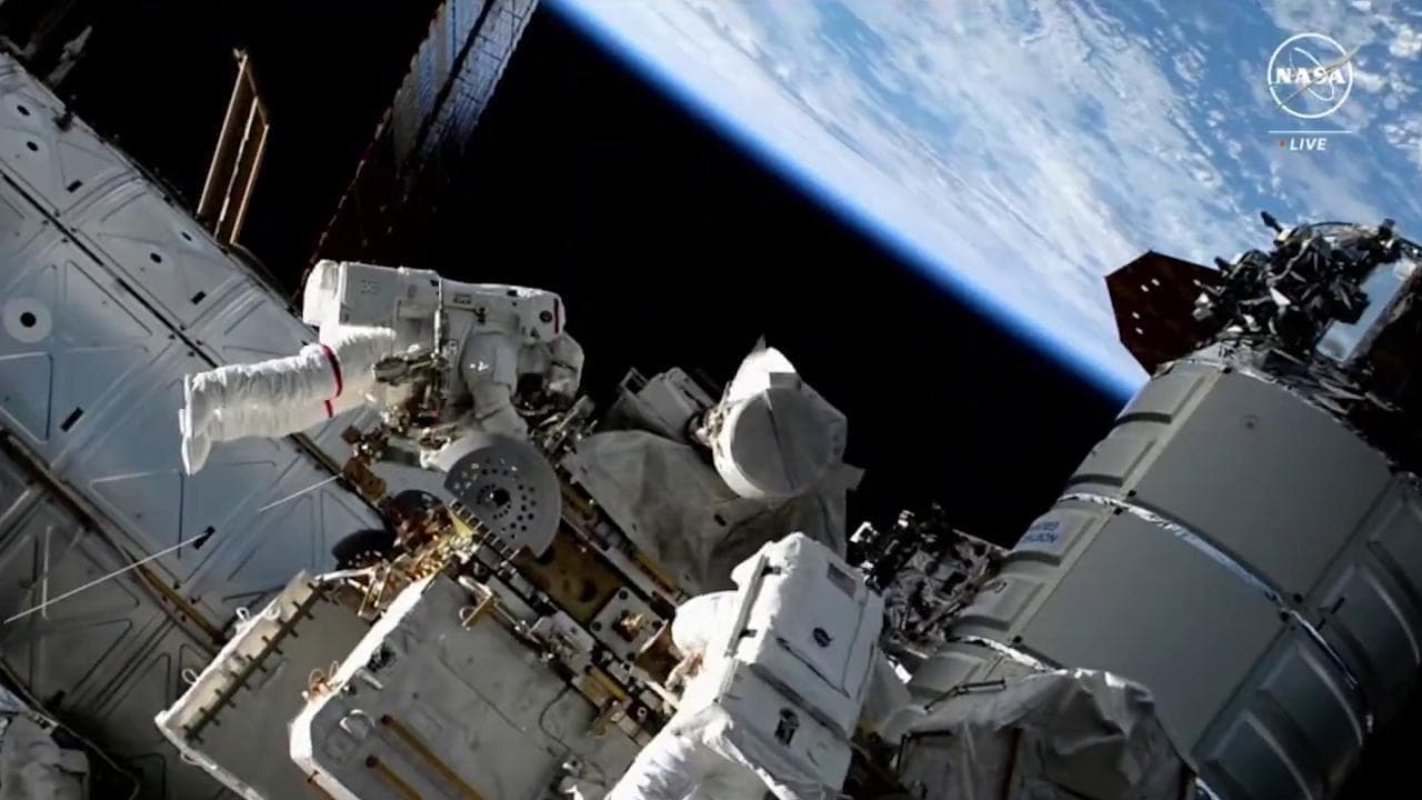 Astronauta perde la borsa degli strumenti mentre passeggia fuori dalla ISS: così è stata individuata