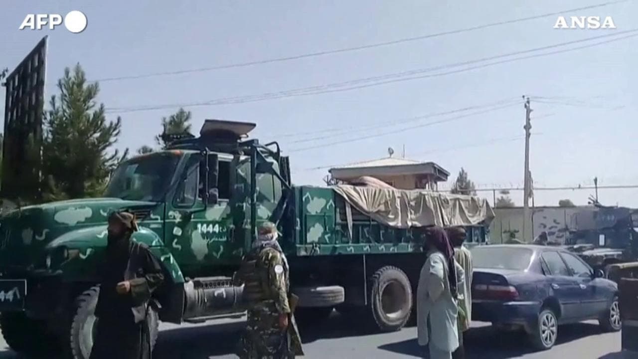 Afghanistan, a Kunduz la resa ai talebani di centinaia di soldati