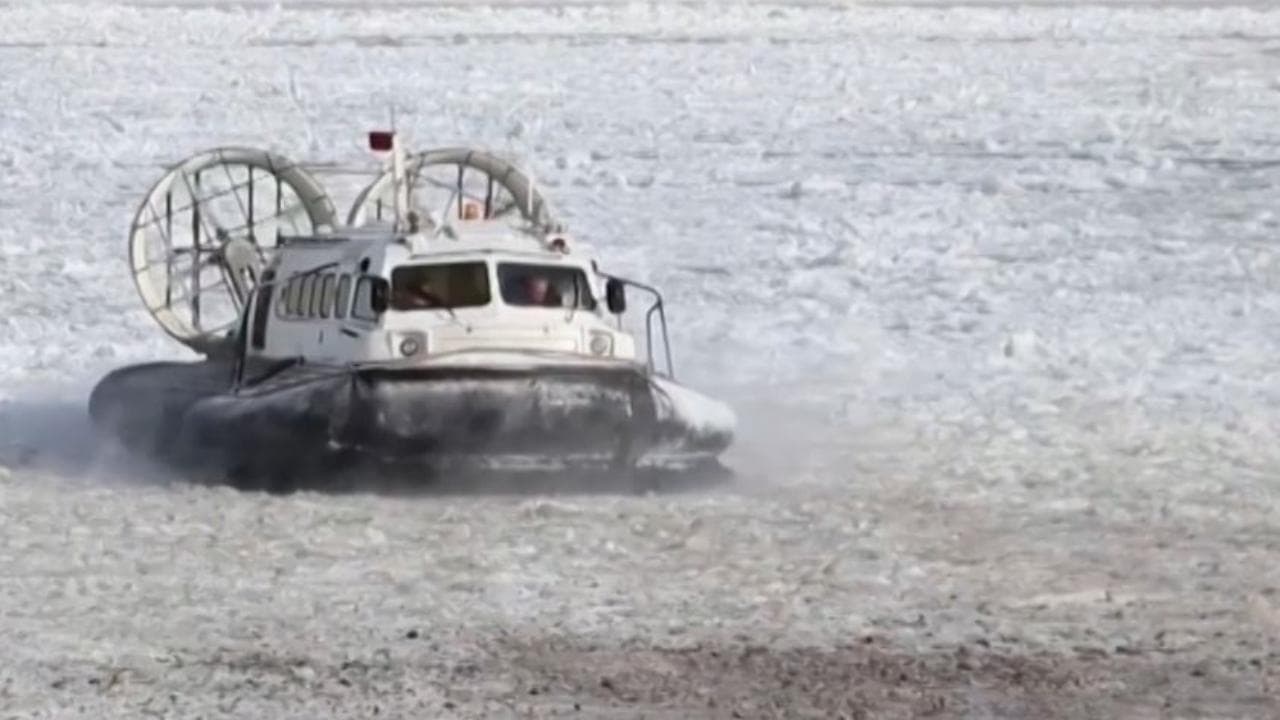 I russi e lo shopping in Cina a prezzi stracciati: basta superare un fiume ghiacciato per comprare di tutto