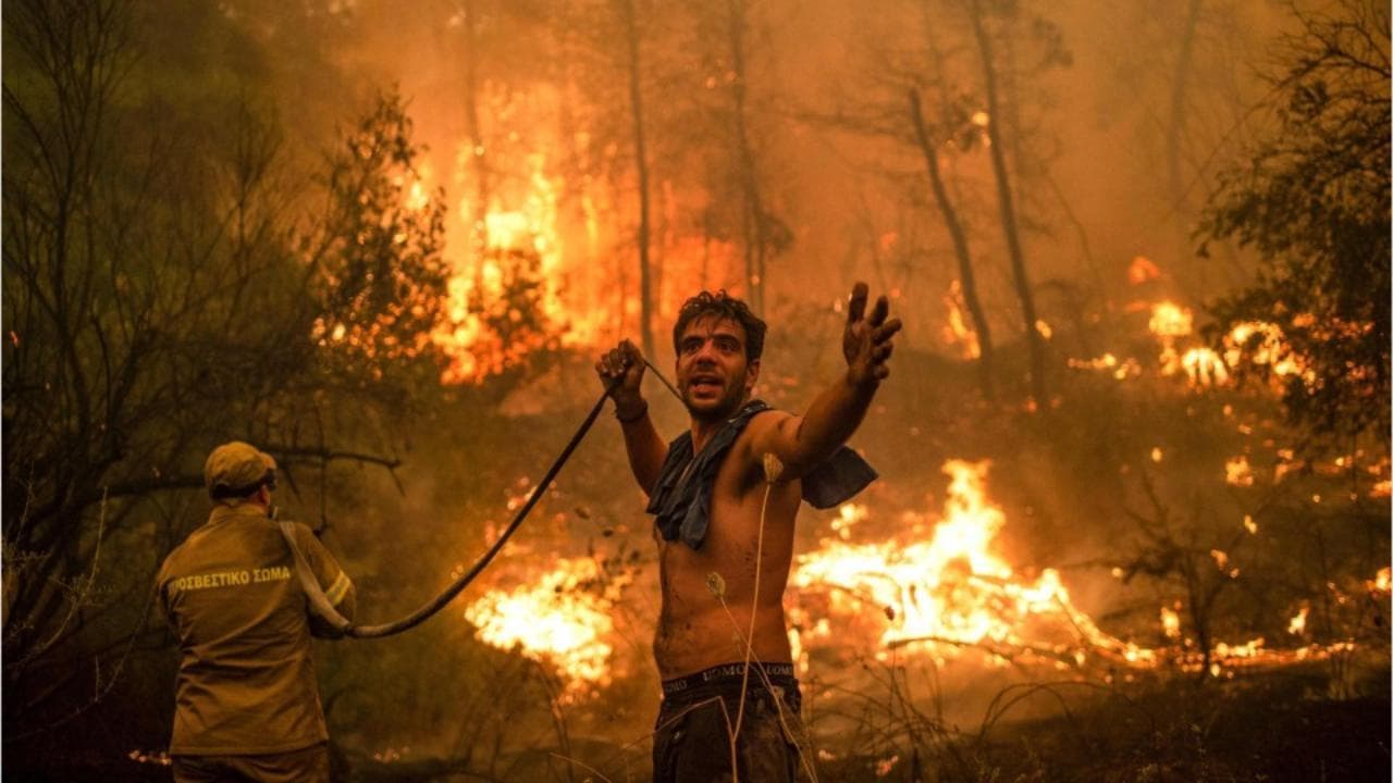 La resistenza di Evia: gli abitanti restano sull'isola per spegnere l'incendio e salvare le case