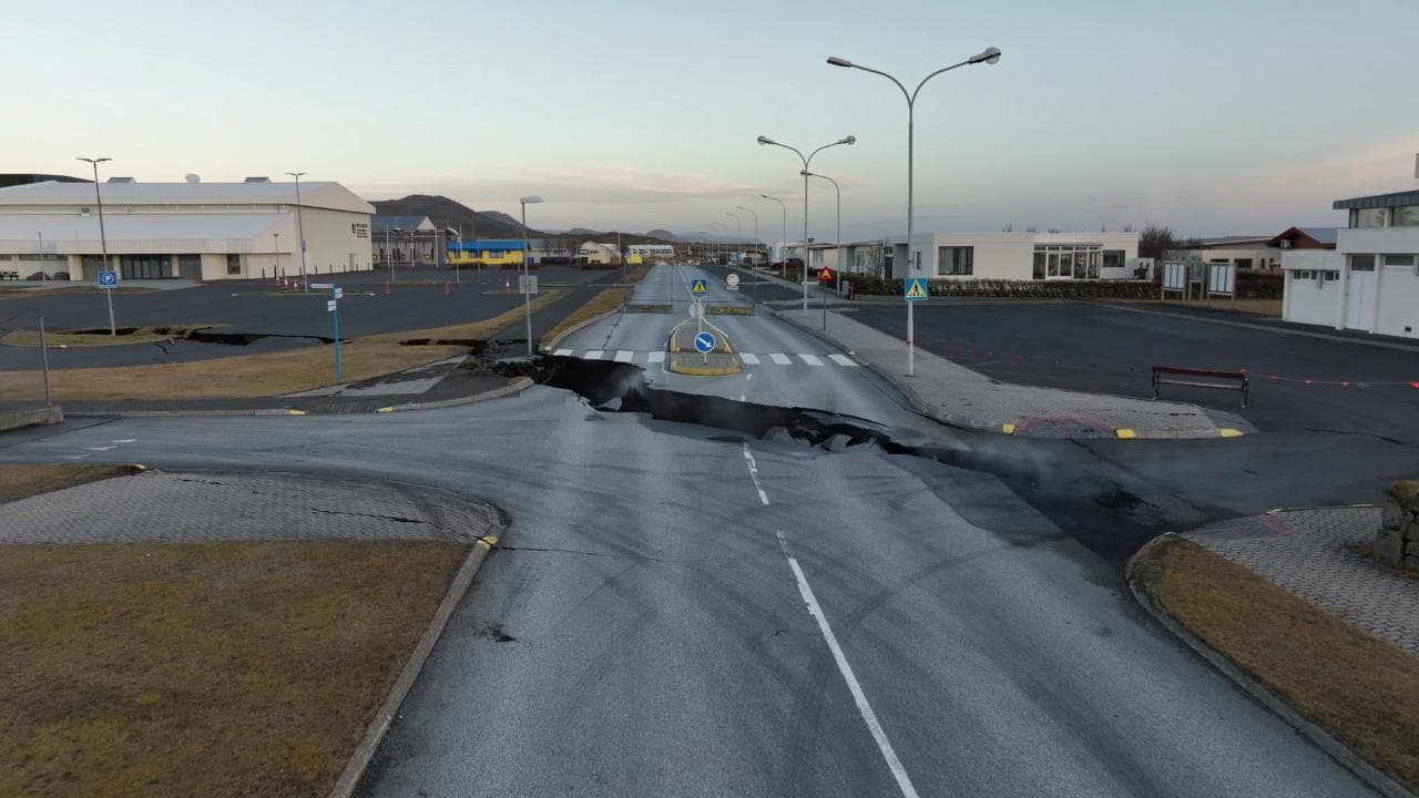 Islanda, il Fagradalsfjall minaccia l'eruzione: voragini nelle strade. Evacuata l'area di Grindavik