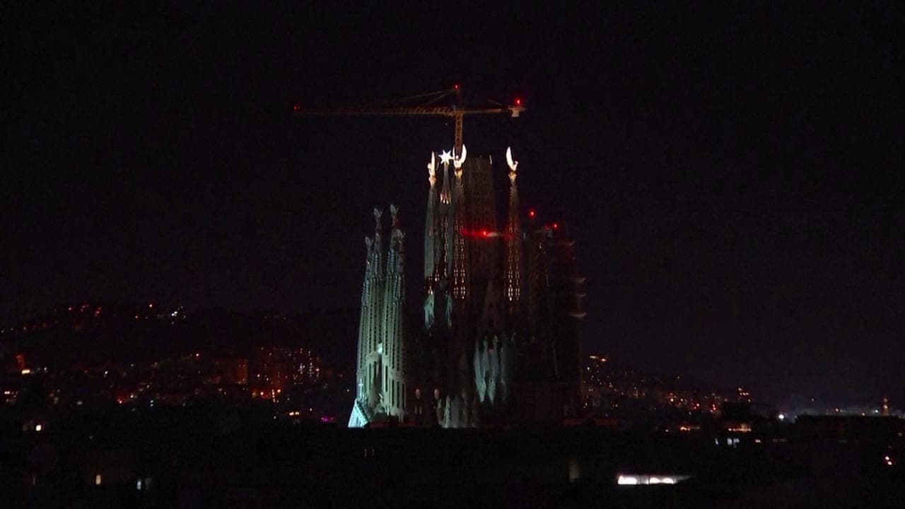 Illuminate per la prima volta le quattro torri della Sagrada Familia di Barcellona