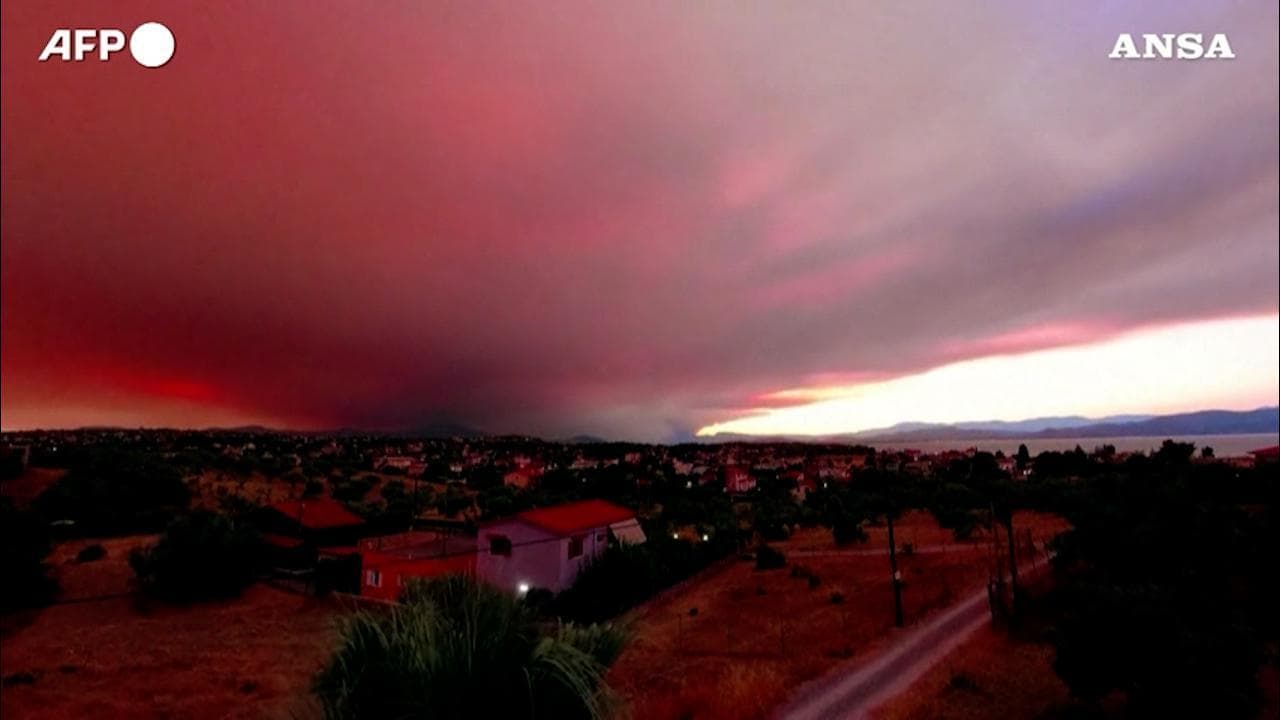 Incendi Grecia, il tramonto su Evia si trasforma in una nube color porpora: il video in timelapse