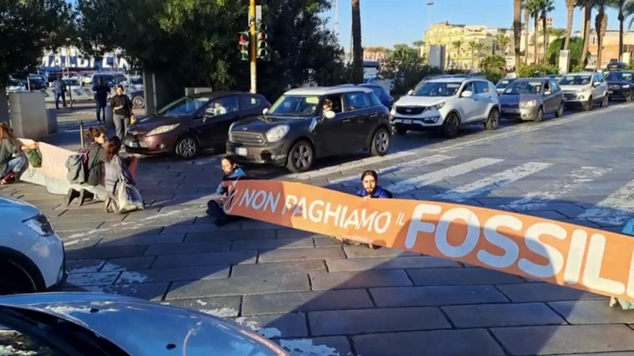Cagliari, blitz di Ultima Generazione: attivisti bloccano strada nel centro