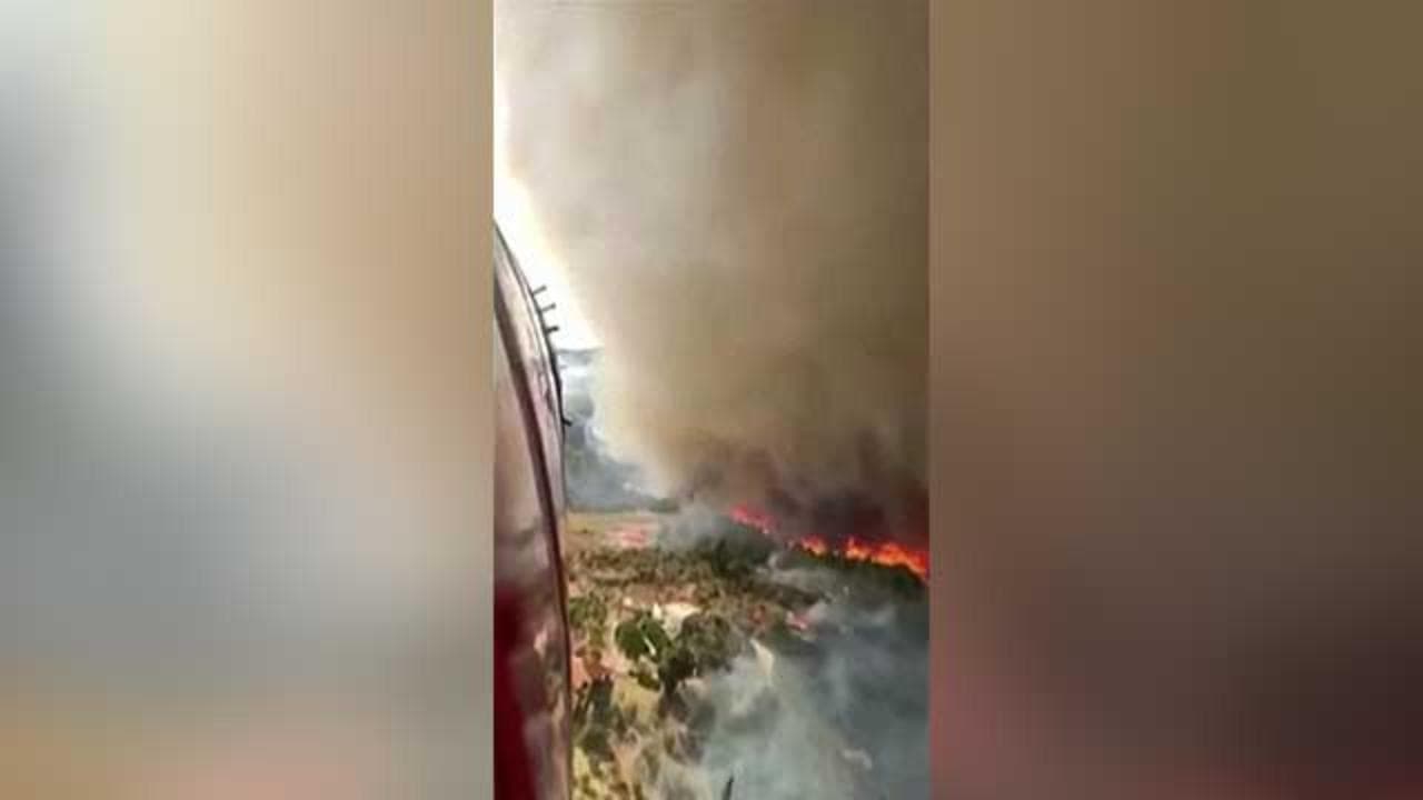 Grecia, in volo tra le fiamme a Evia: così il pilota russo scarica acqua sugli incendi