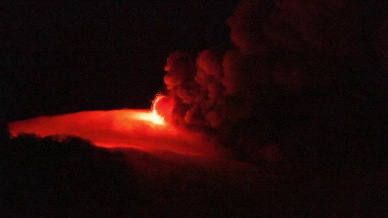 Sicilia, l'Etna torna ad eruttare: esplosioni di lava illuminano la notte
