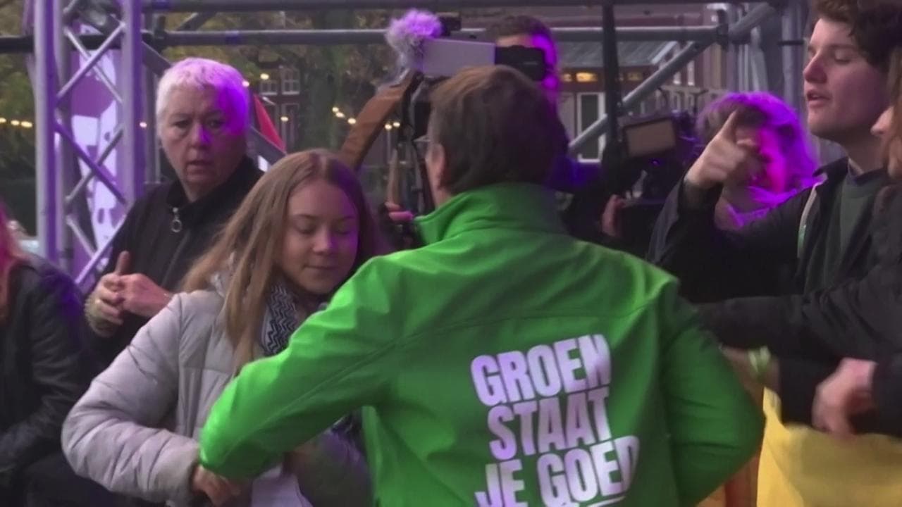 Amsterdam, manifestante sale sul palco e toglie il microfono di mano a Greta Thunberg