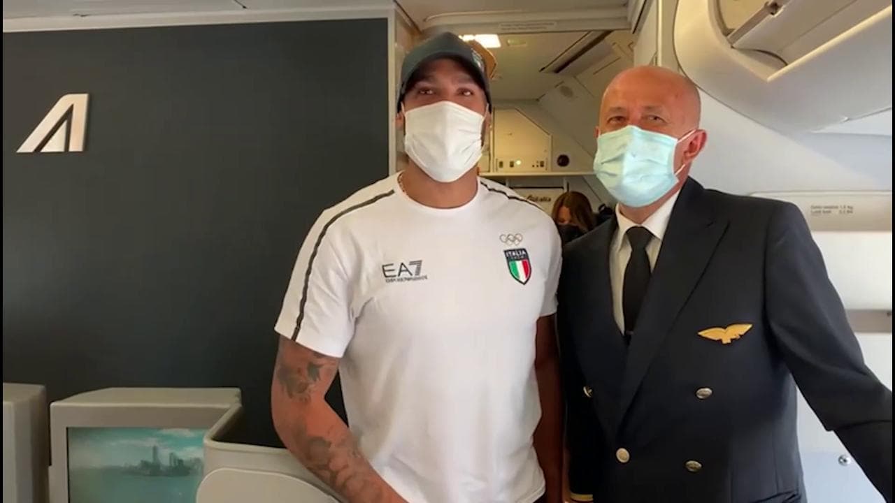 Tokyo 2020, Jacobs sul volo per ltalia scherza con il comandante: "Sfidare un aereo sui 100 metri? Perché no"