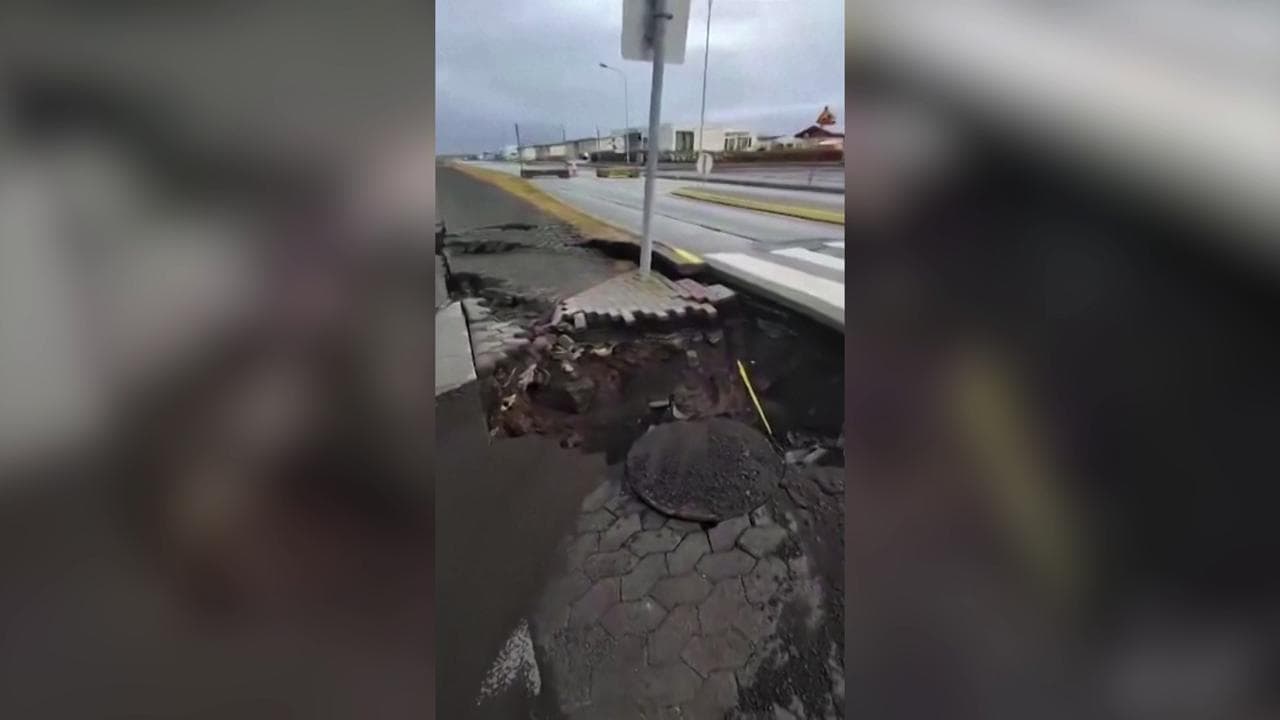 Islanda, rischio eruzione a Grindavik; si spaccano le strade della città