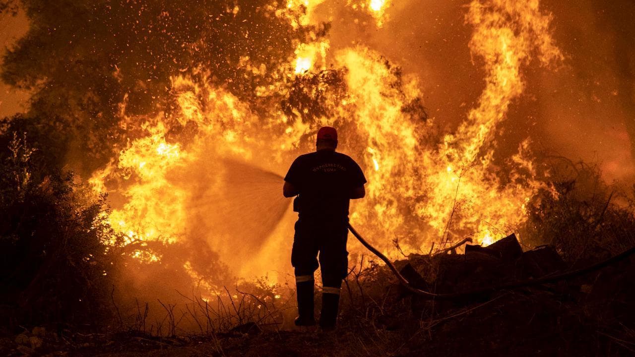 Incendi in Grecia, case circondate dalle fiamme sull'isola di Evia