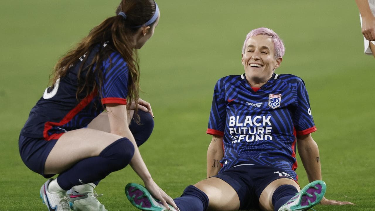 Rapinoe, addio al calcio con infortunio per la star del calcio femminile Usa (e con l'abbraccio della sua rivale)