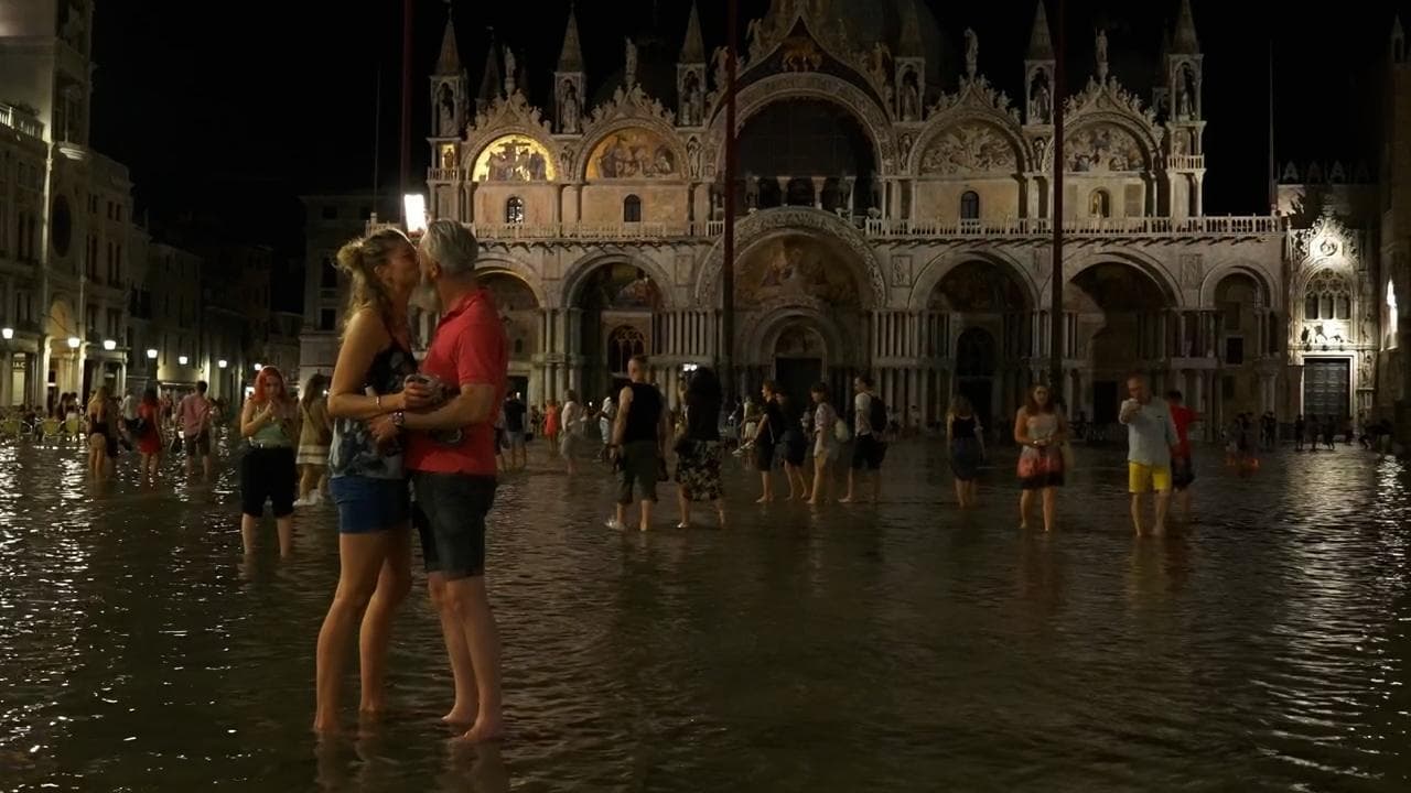 Venezia, acqua alta ad agosto: nella notte piazza San Marco si allaga