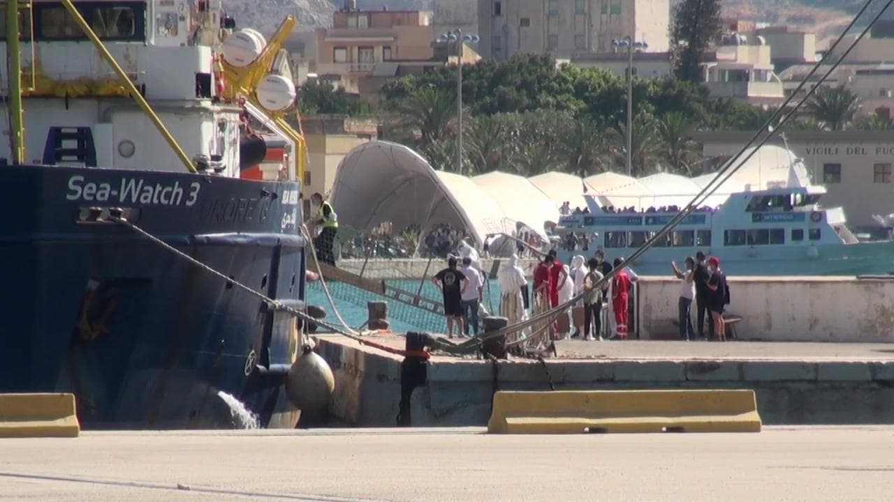 Migranti, 257 persone messe in salvo dalla Sea Watch 3: i medici effettuano i primi tamponi a Trapani