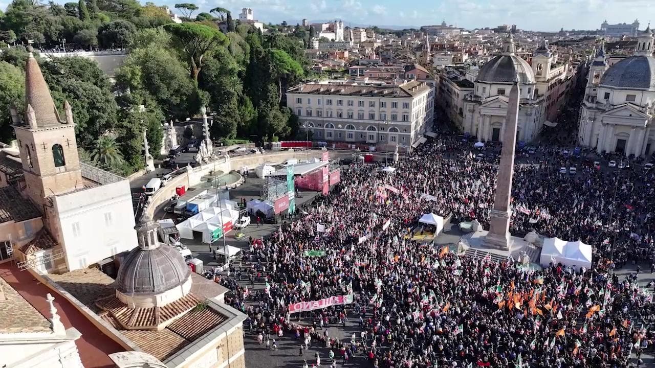 Roma, manifestazione del PD a piazza del Popolo: le immagini dal drone