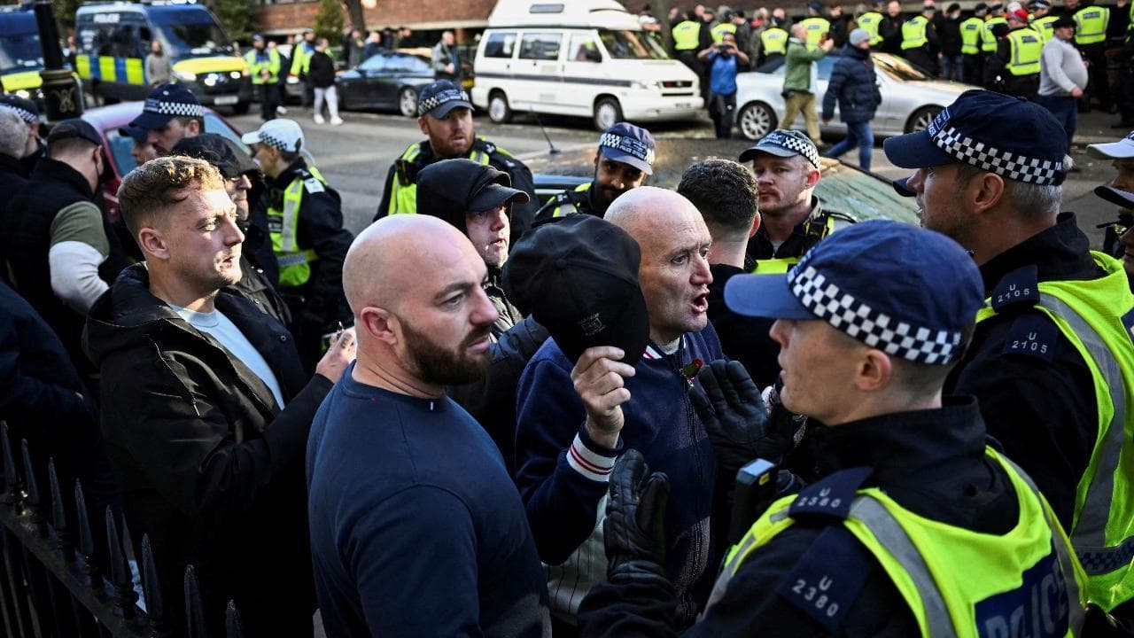 Londra, l’estrema destra all’assalto della marcia Pro-Palestina. Tafferugli e decine di arresti