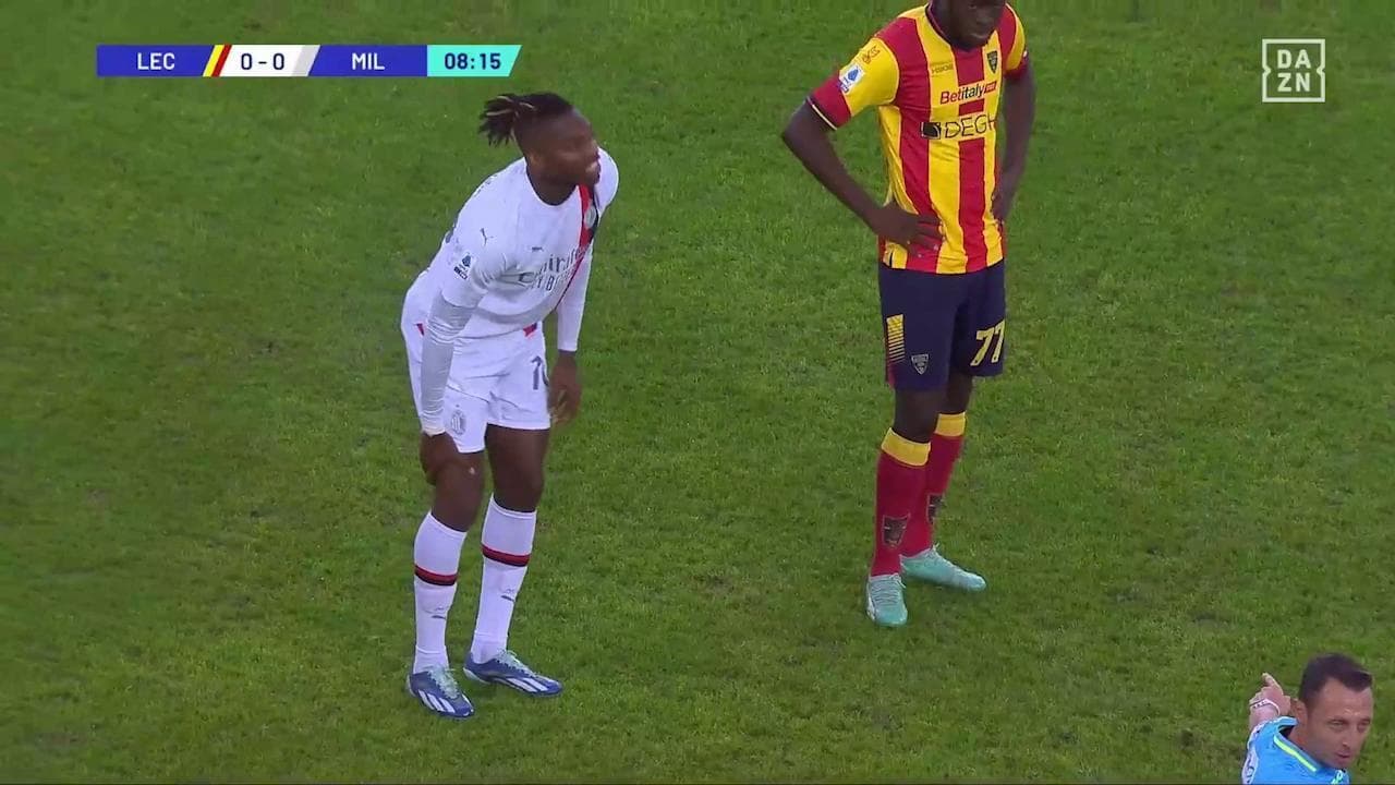 Leao si fa male in uno scatto a Lecce: il Milan in grande apprensione