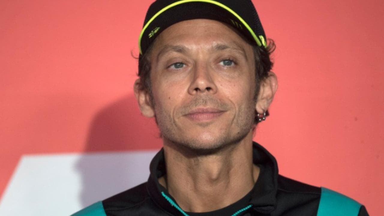 Valentino Rossi si ritira, i messaggi di fan e colleghi sui social: "Niente sarà più come prima"