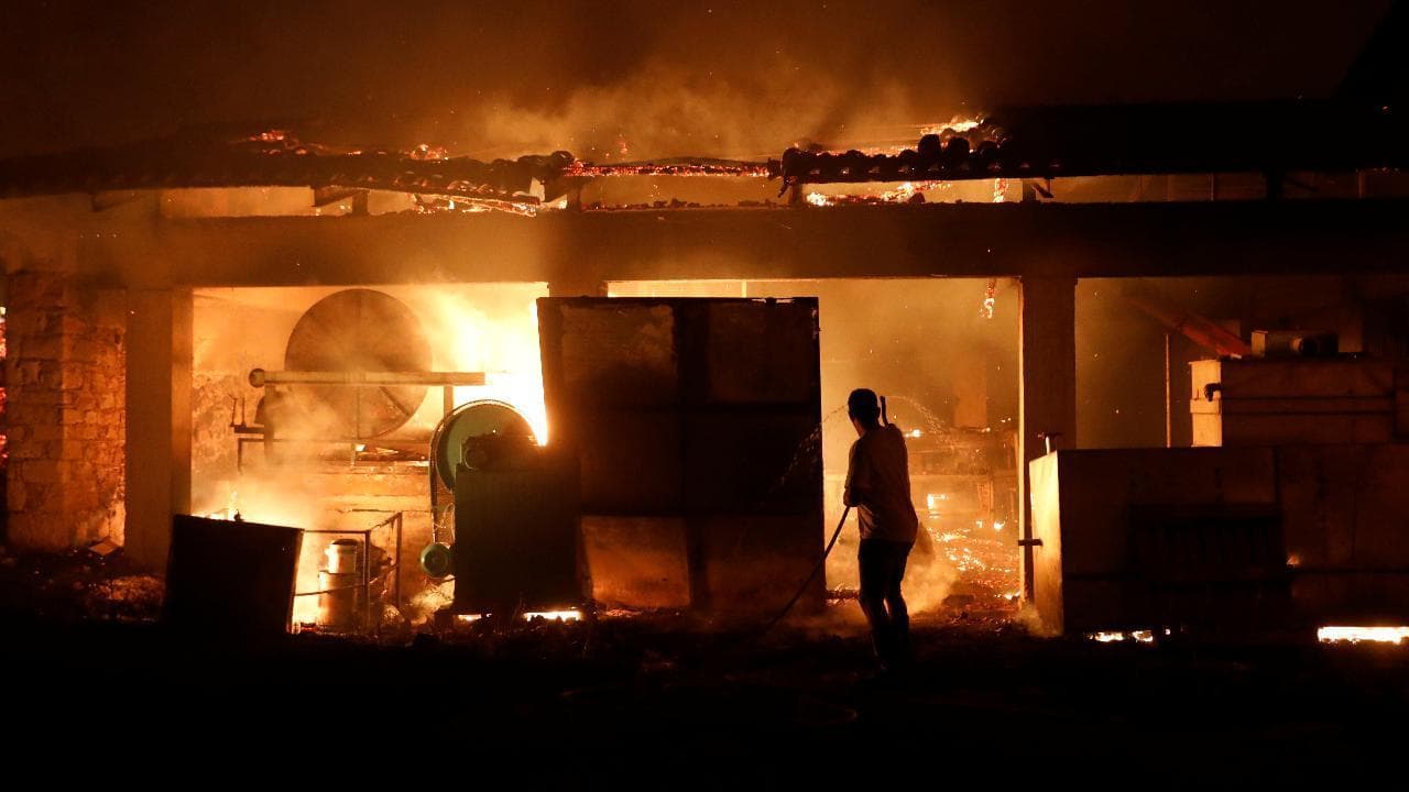 Incendi in Grecia, monastero circondato dalle fiamme e 150 case distrutte sull'isola di Evia