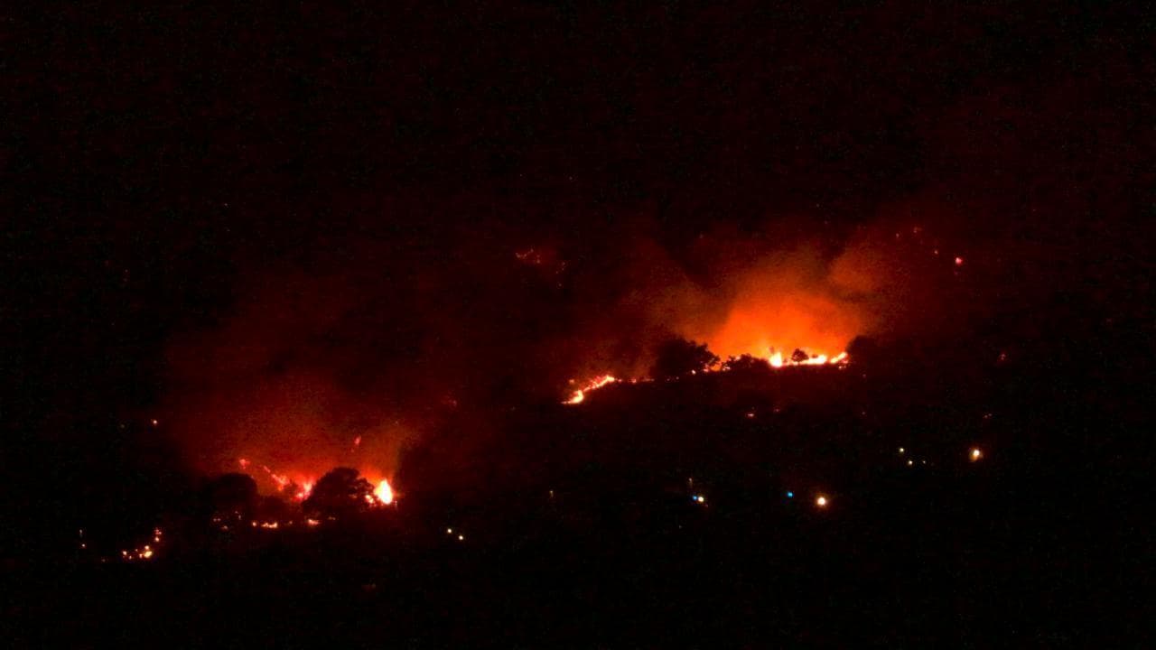 Messina, il fronte del fuoco a Castel di Lucio: nella notte fiamme alte diversi metri