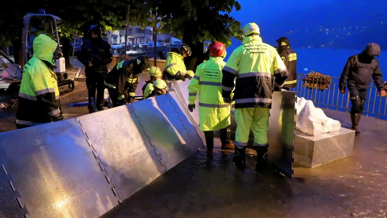 Maltempo, Como: a Laglio strade invase dall'acqua, i vigili del fuoco costruiscono paratie sul lungolago