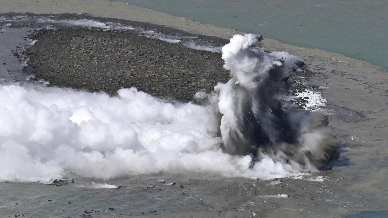 Dall'eruzione di un vulcano sottomarino nasce una nuova isola in Giappone: la potente esplosione vista dall'alto