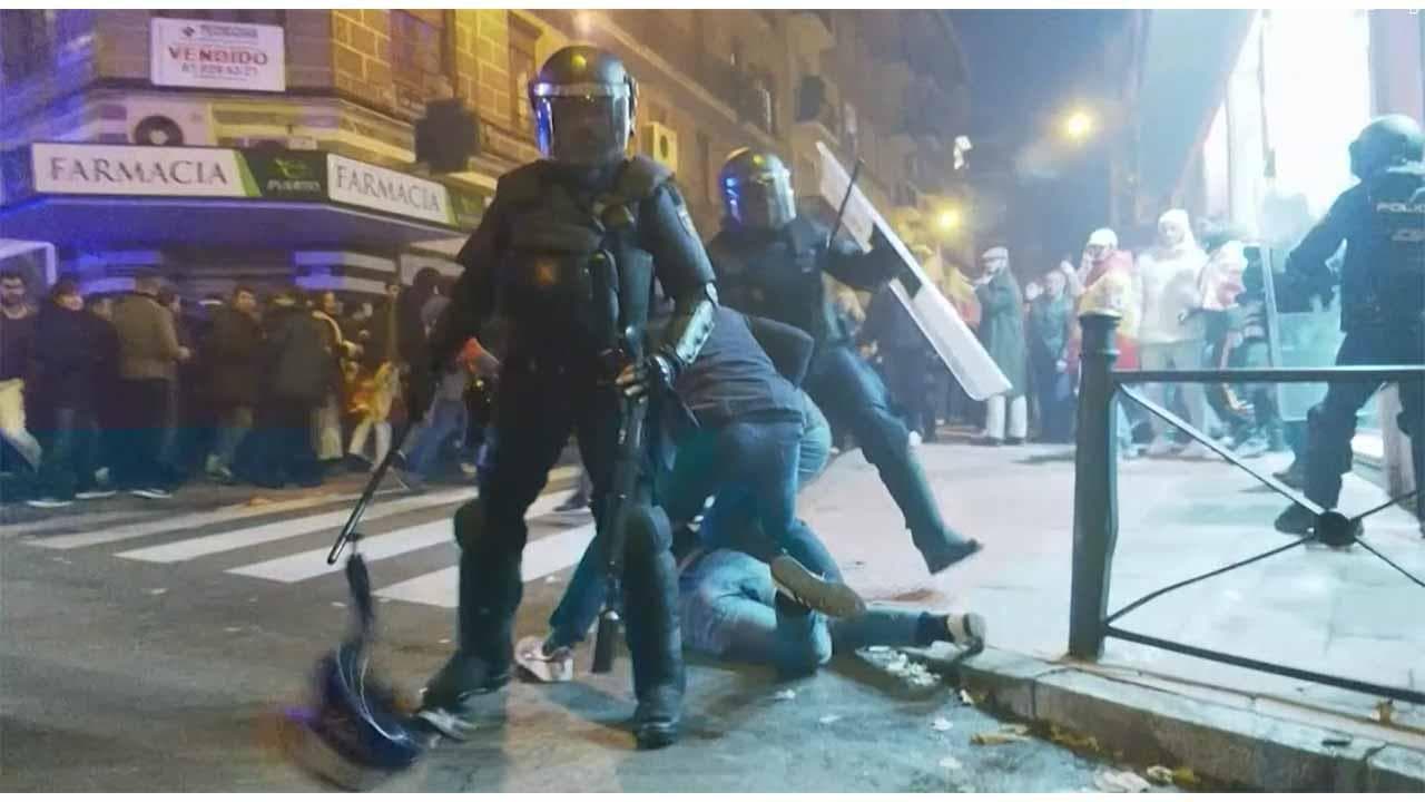 Tensione in Spagna dopo l'accordo tra Psoe e indipendentisti catalani sull'amnistia, notte di scontri a Madrid