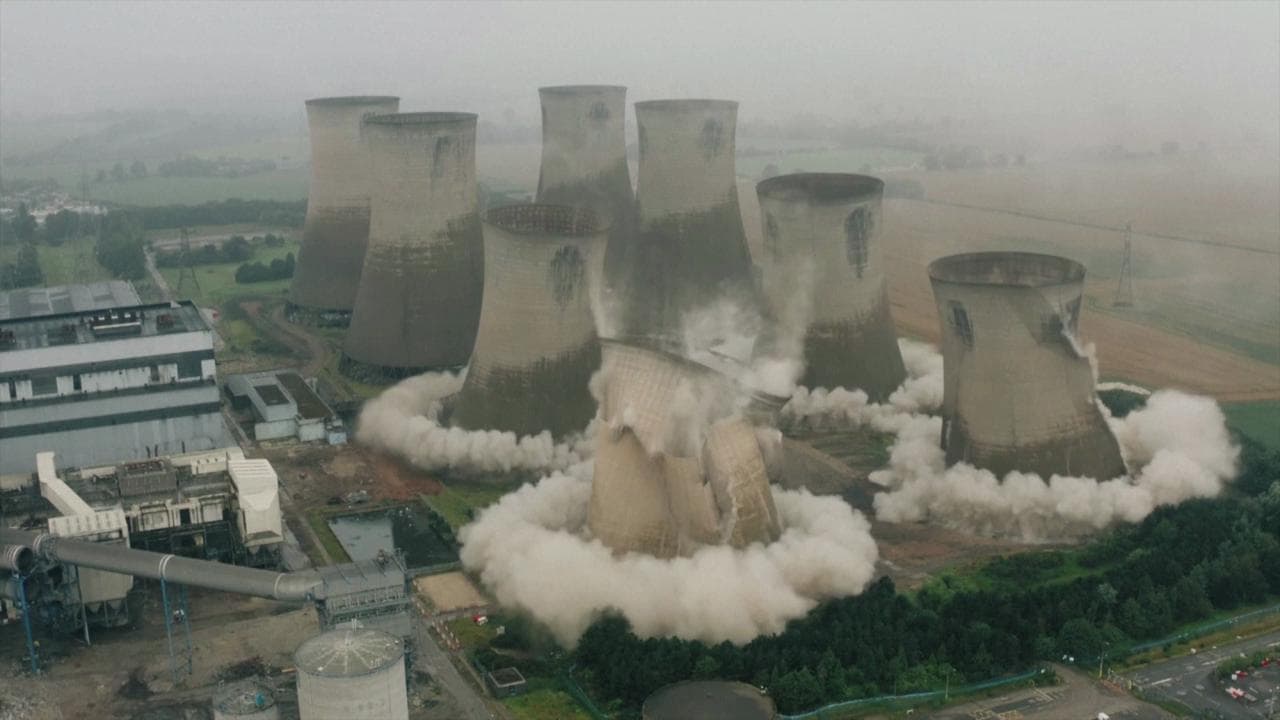 Inghilterra, la demolizione della centrale elettrica di Eggborough: le torri crollano in pochi secondi