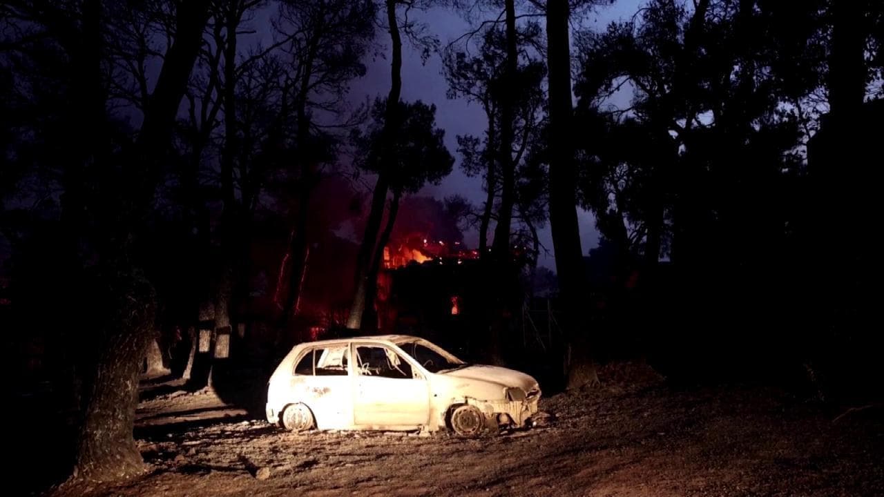 Grecia, Atene assediata dalle fiamme: i Vigili del Fuoco tentano di contenere gli incendi