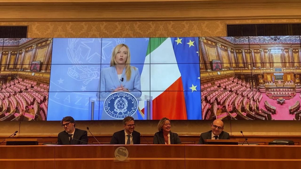 Meloni ringrazia il Pd: “Studieremo le vostre proposte sull’innovazione”. Ma il video al Senato è un fake