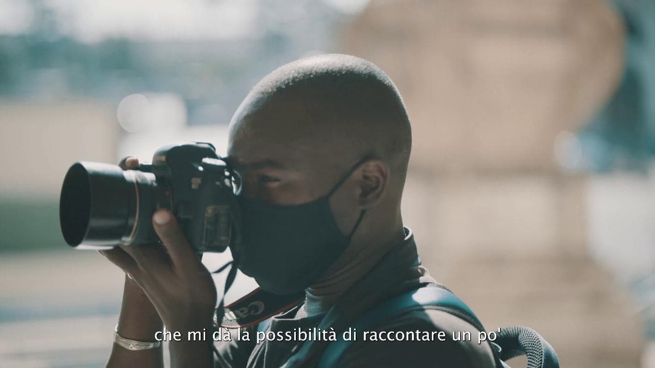 Da rifugiato a fotografo: "Ora insegno ai bambini in Mali quello che ho imparato in Italia"