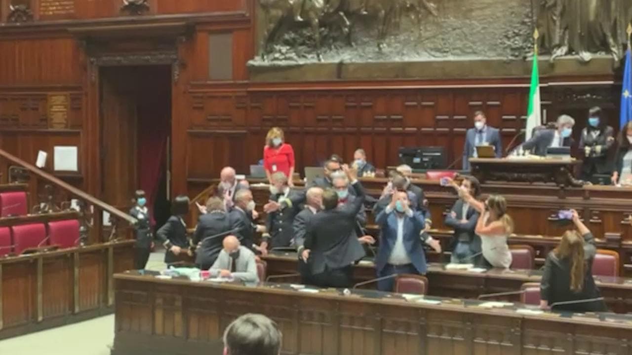 Riforma Giustizia, Alternativa c'è occupa i banchi del governo: bagarre in Aula